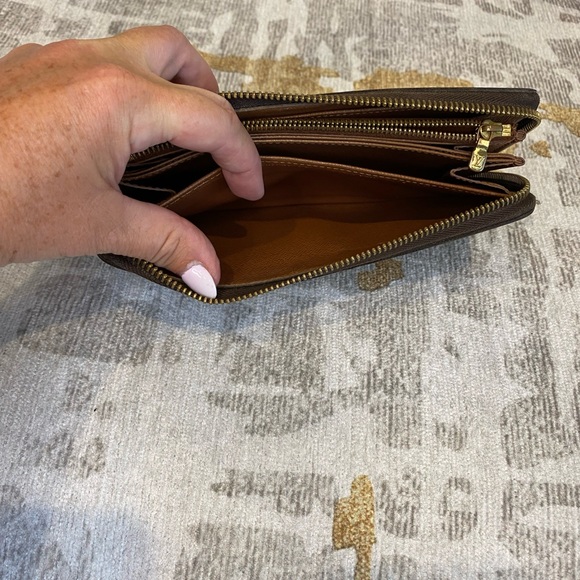 Louis Vuitton Monogram Zippy Wallet - Picture 10 of 11